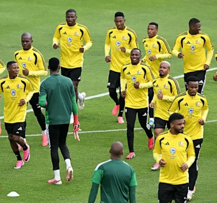 L'équipe Bafana Bafana à l'entraînement à l'Universidad del Fútbol y Ciencias del Deporte de Pachuca, Mexique — la base d'alta altitude de l'Afrique du Sud à 2 430 mètres pour le match d'ouverture de la Coupe du Monde 2026. Le camp d'entraînement se situe 230 mètres au-dessus de l'Estadio Azteca, inversant le désavantage d'altitude habituel pour les équipes visiteuses.